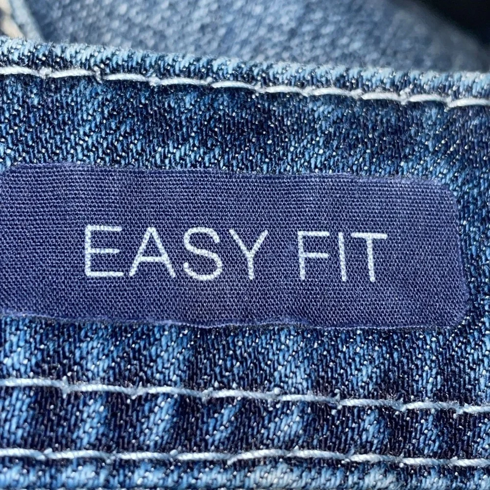 Grace‎ in LA Easy Fit Jeans with Embroidered Pockets and belt loops.  Size 28